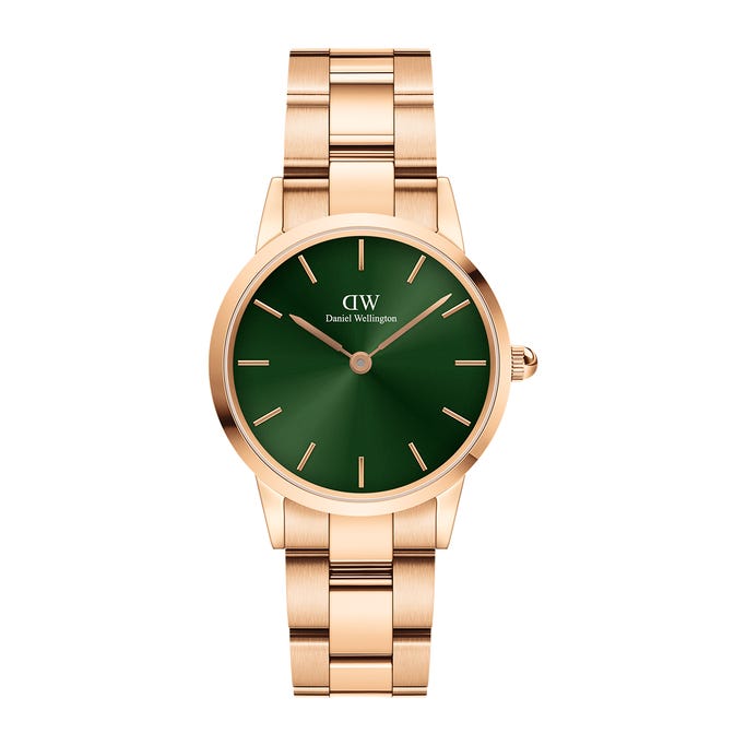 The Iconic Link Emerald features a glossy emerald green dial. A timepiece that brings a pop of colour to your collection, one that commands attention with its striking design.