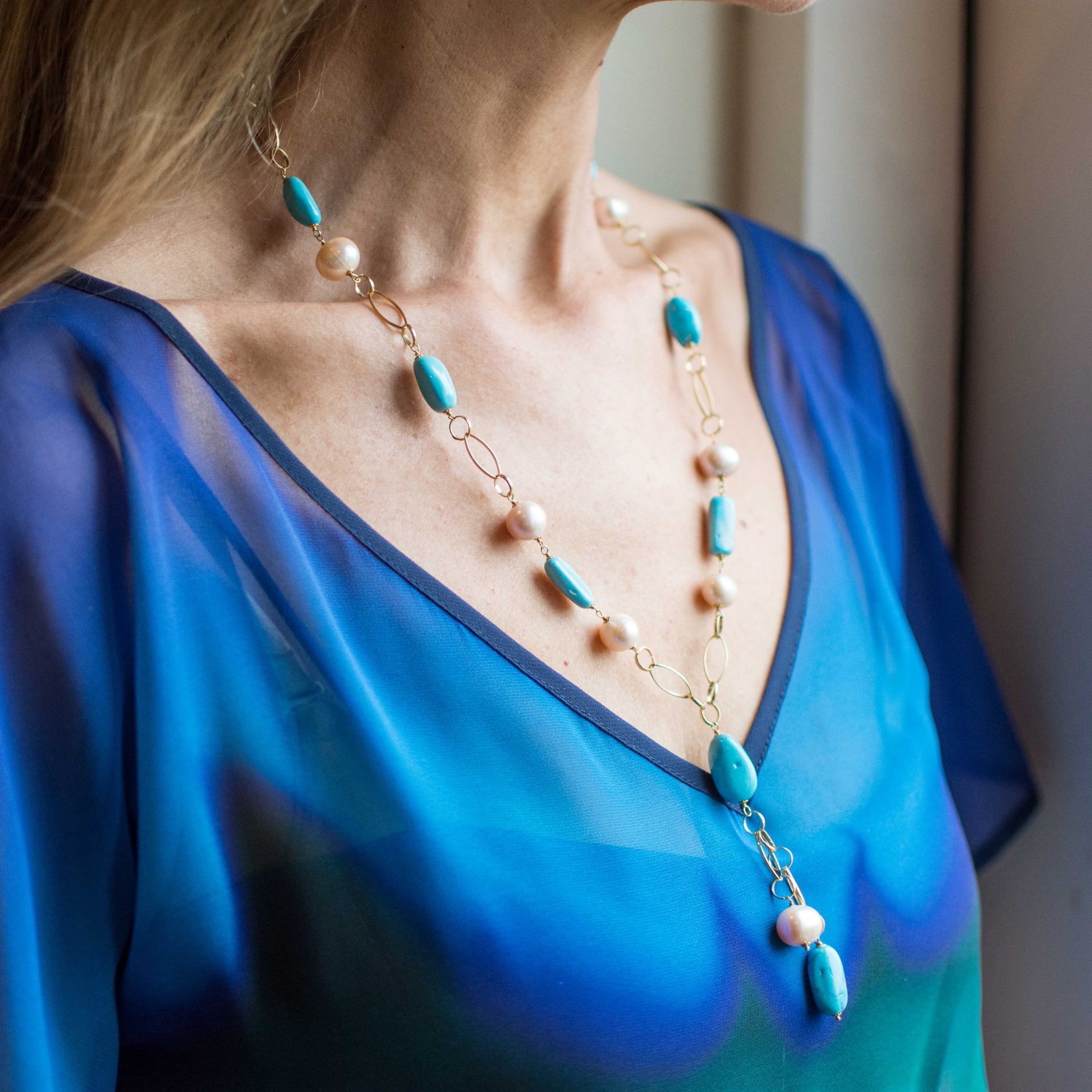 18ct Gold Turquoise and Cultured Freshwater Lariat Necklace 60cm necklace with a 10cm lariat. 18ct yellow gold