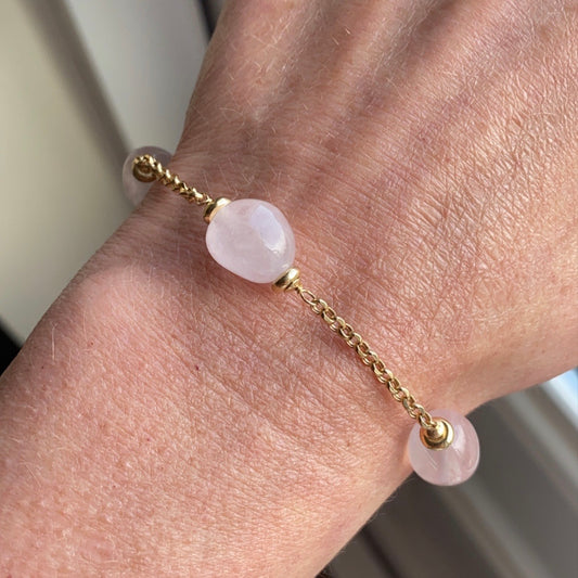 18ct Gold Silky Rose Quartz and Chain Bracelet Rose Quartz dimensions: 10mm x 12mm approximately Diamond cut 2mm gauge solid trace chain 19cm long 18ct yellow gold This item can be ordered in a variety of lengths.  Please contact us for custom requirements.