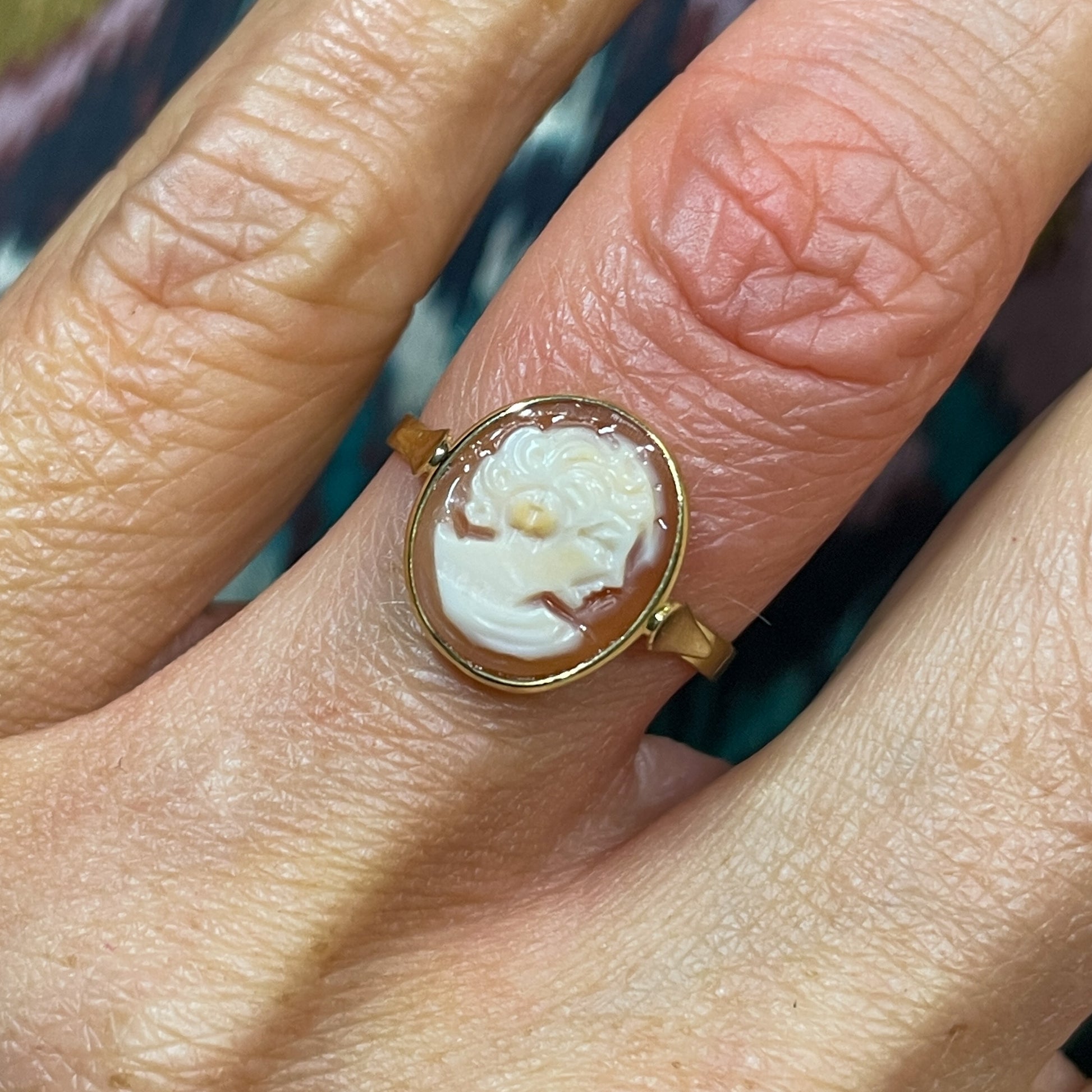 18ct Gold Shell Cameo Ring | 10mm x 12mm - John Ross Jewellers