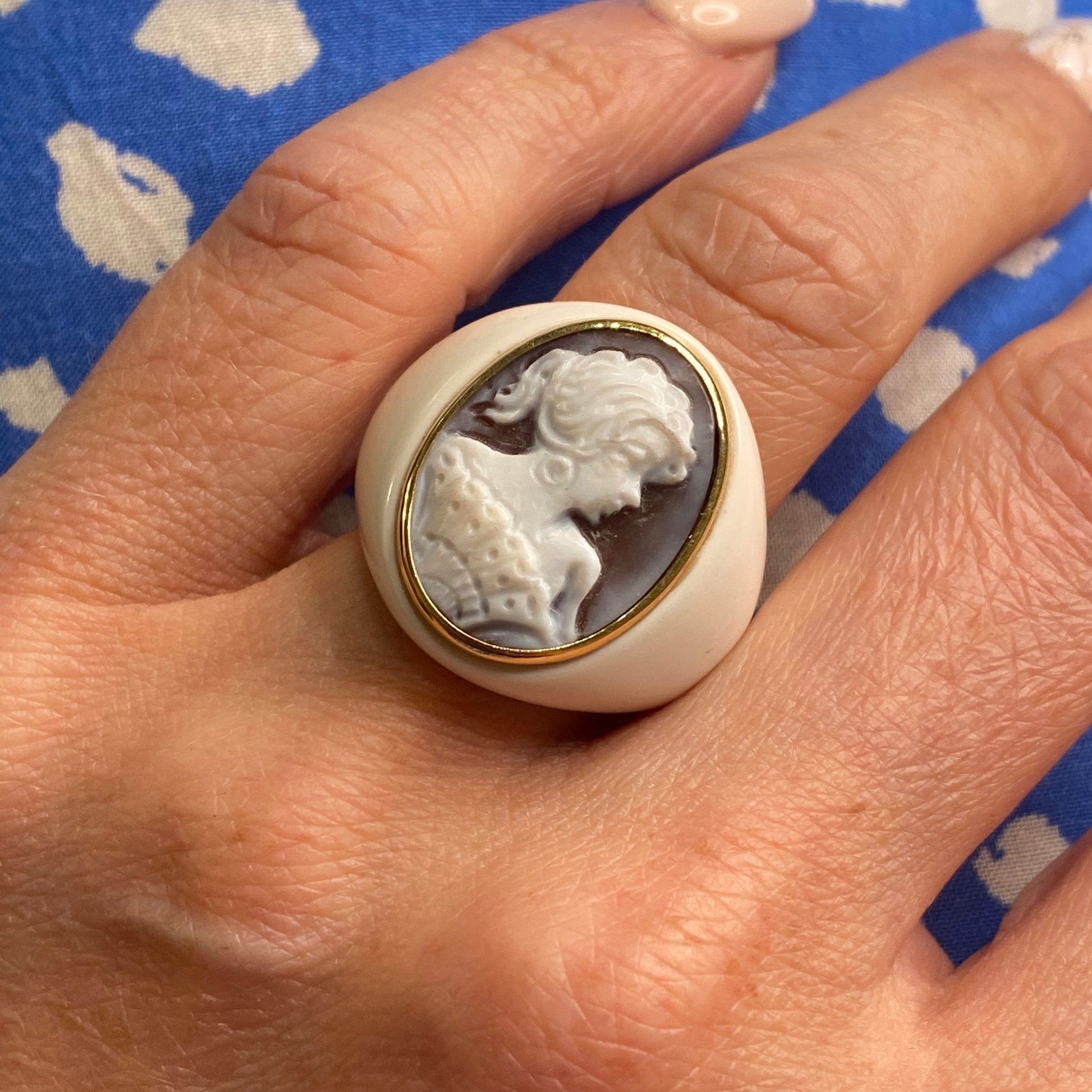18ct Gold White Agate Cameo Ring - John Ross Jewellers