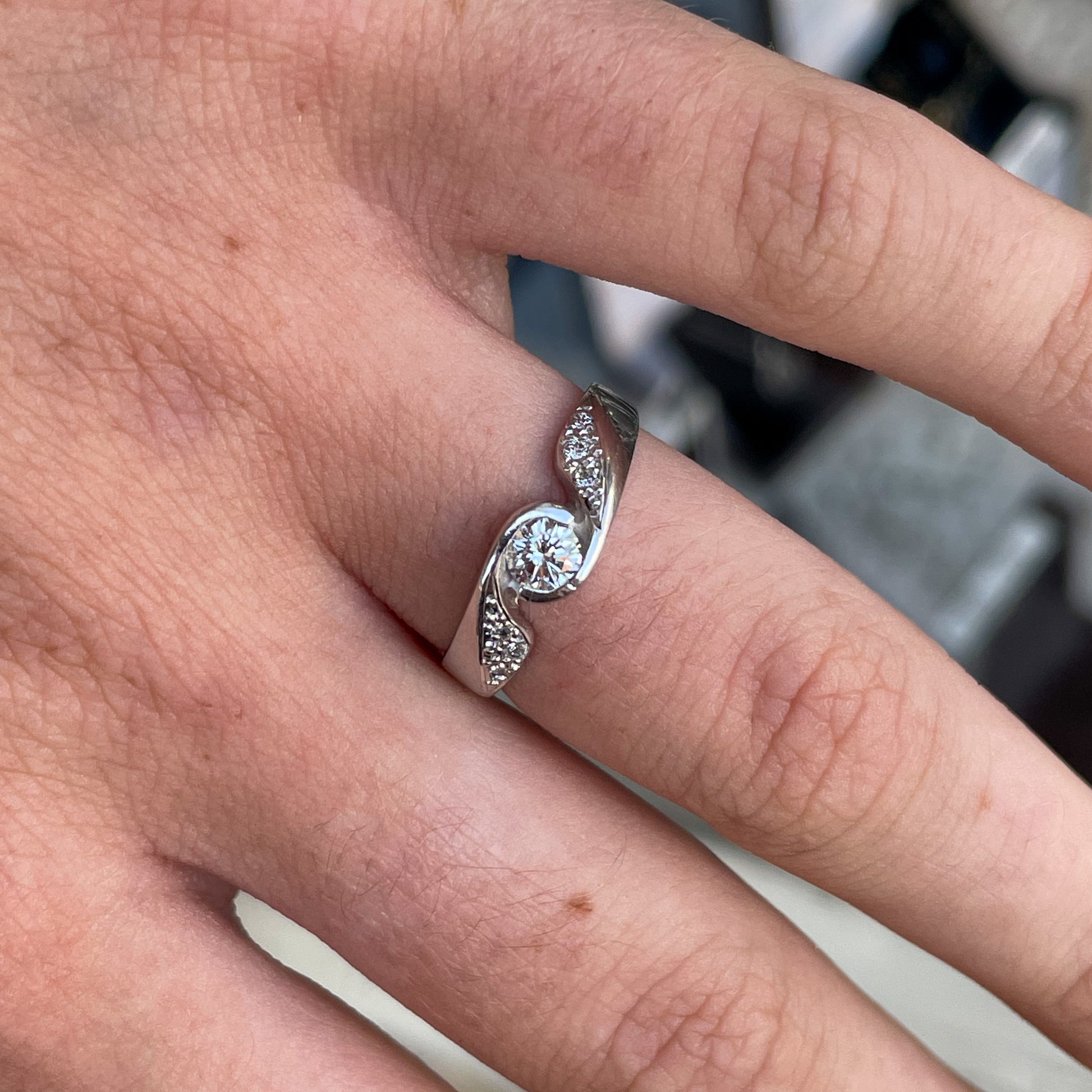 18ct White Gold Diamond Solitaire Engagement Ring Twist