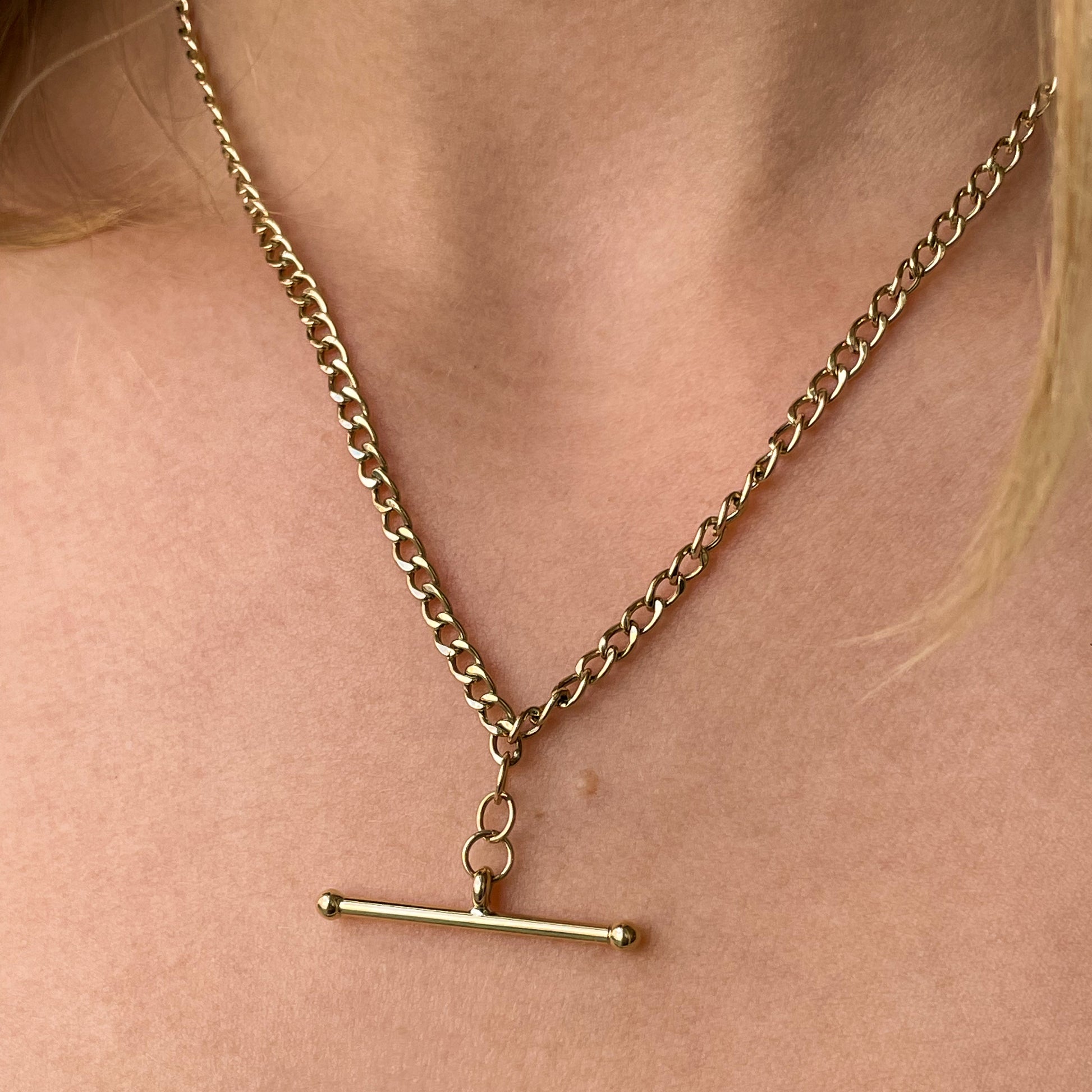 9ct Gold T-Bar Necklace | 43.5cm Curb - John Ross Jewellers