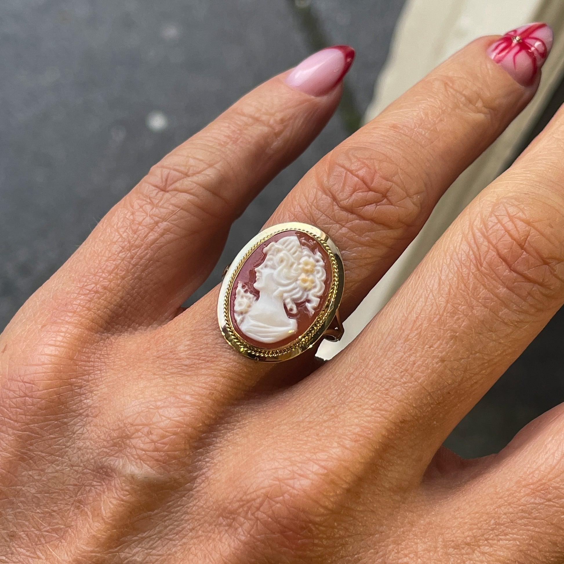 18ct Gold Shell Cameo Ring | 13mm x 18mm - John Ross Jewellers