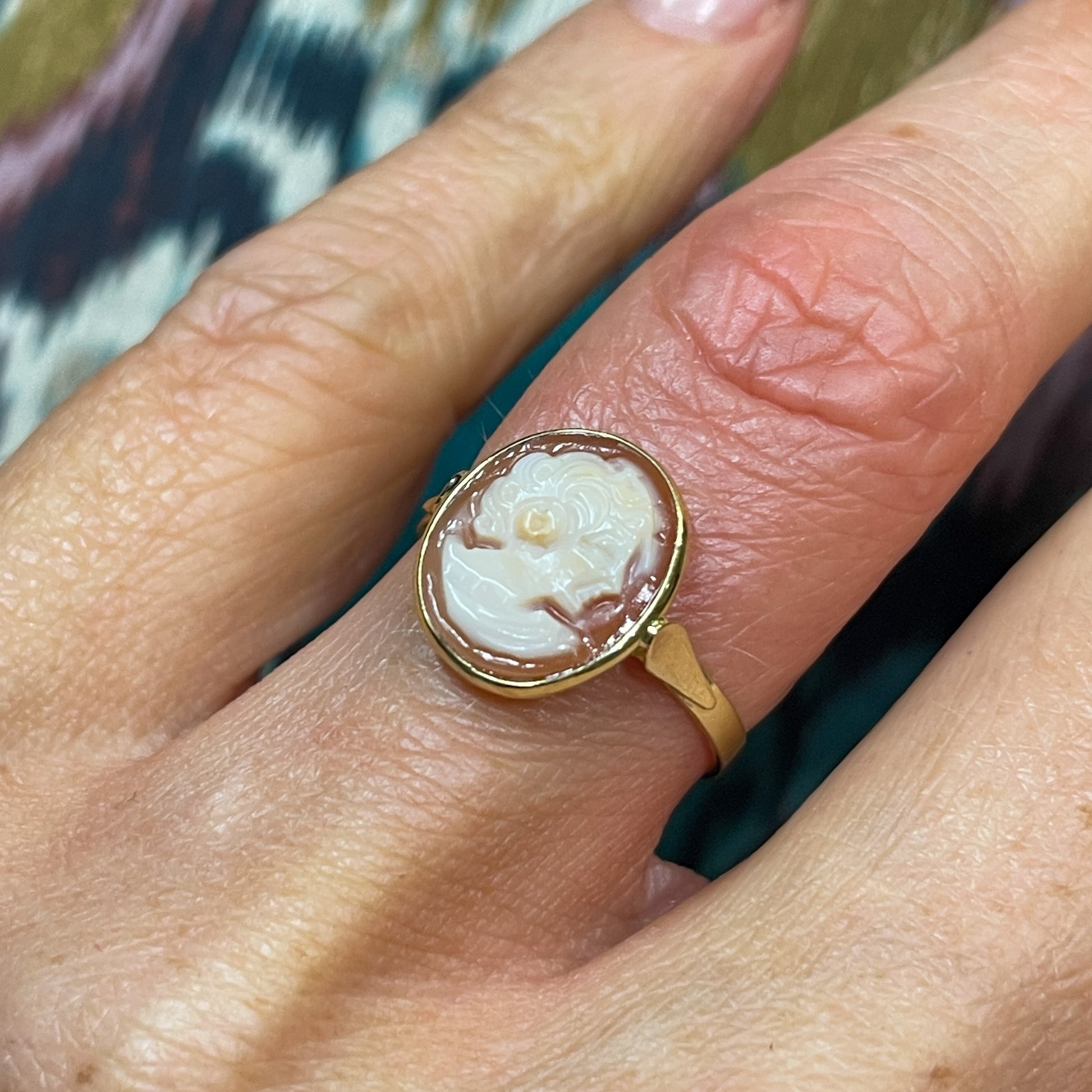18ct Gold Shell Cameo Ring | 10mm x 12mm - John Ross Jewellers