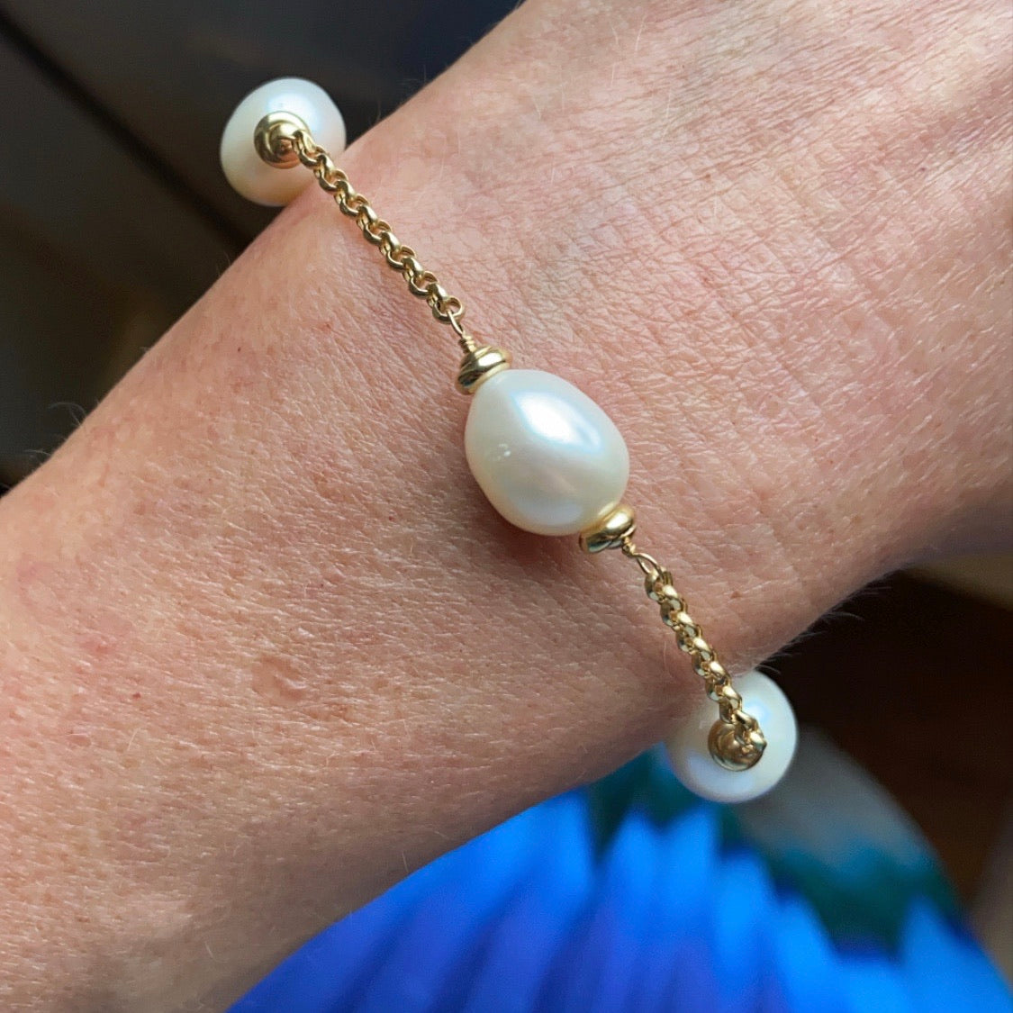 18ct Gold Cultured Freshwater Pearl and Chain Bracelet Pearl dimensions: 10mm x 12mm approximately Diamond cut 2mm gauge solid trace chain 19cm long 18ct yellow gold This item can be ordered in a variety of lengths.  Please contact us for custom requirements.