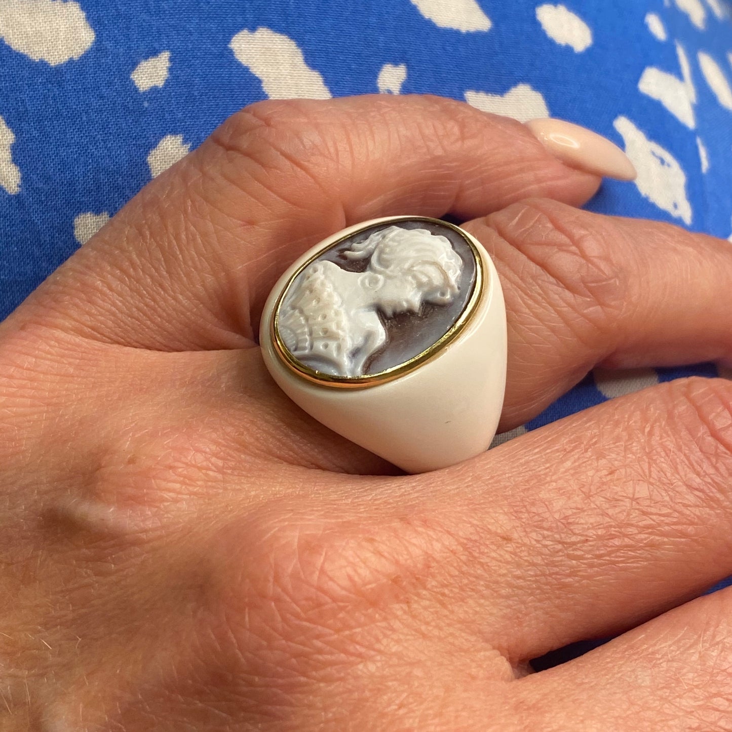 18ct Gold White Agate Cameo Ring - John Ross Jewellers