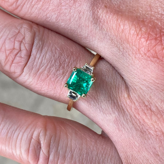 18ct Gold Emerald & Diamond Trilogy Ring - Emerald 1.32ct, Diamonds 0.27ct