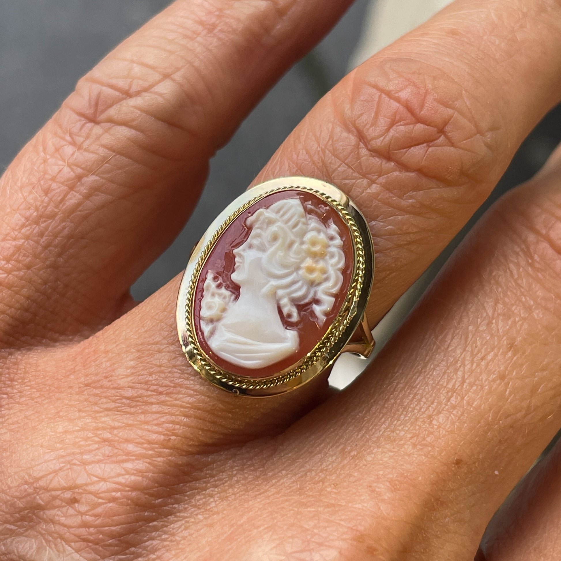 18ct Gold Shell Cameo Ring | 13mm x 18mm - John Ross Jewellers