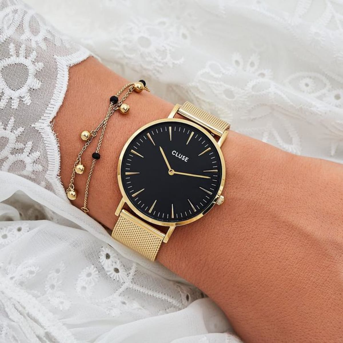This Boho Chic model features an ultrathin case with a 38 mm diameter, crafted with precision. Black and gold are combined with a refined stainless steel mesh strap. The strap is easily interchangeable, allowing you to personalise your watch.