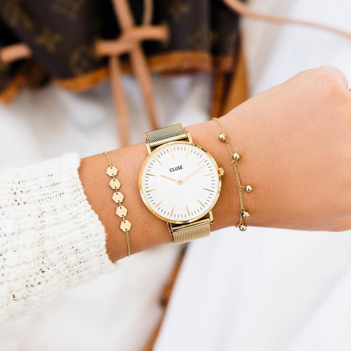 Elegant and Royal, this CLUSE watch is the perfect statement to accessorise your winter wardrobe. With a 38mm diameter case and 18mm strap width, this is the larger size in the CLUSE range.