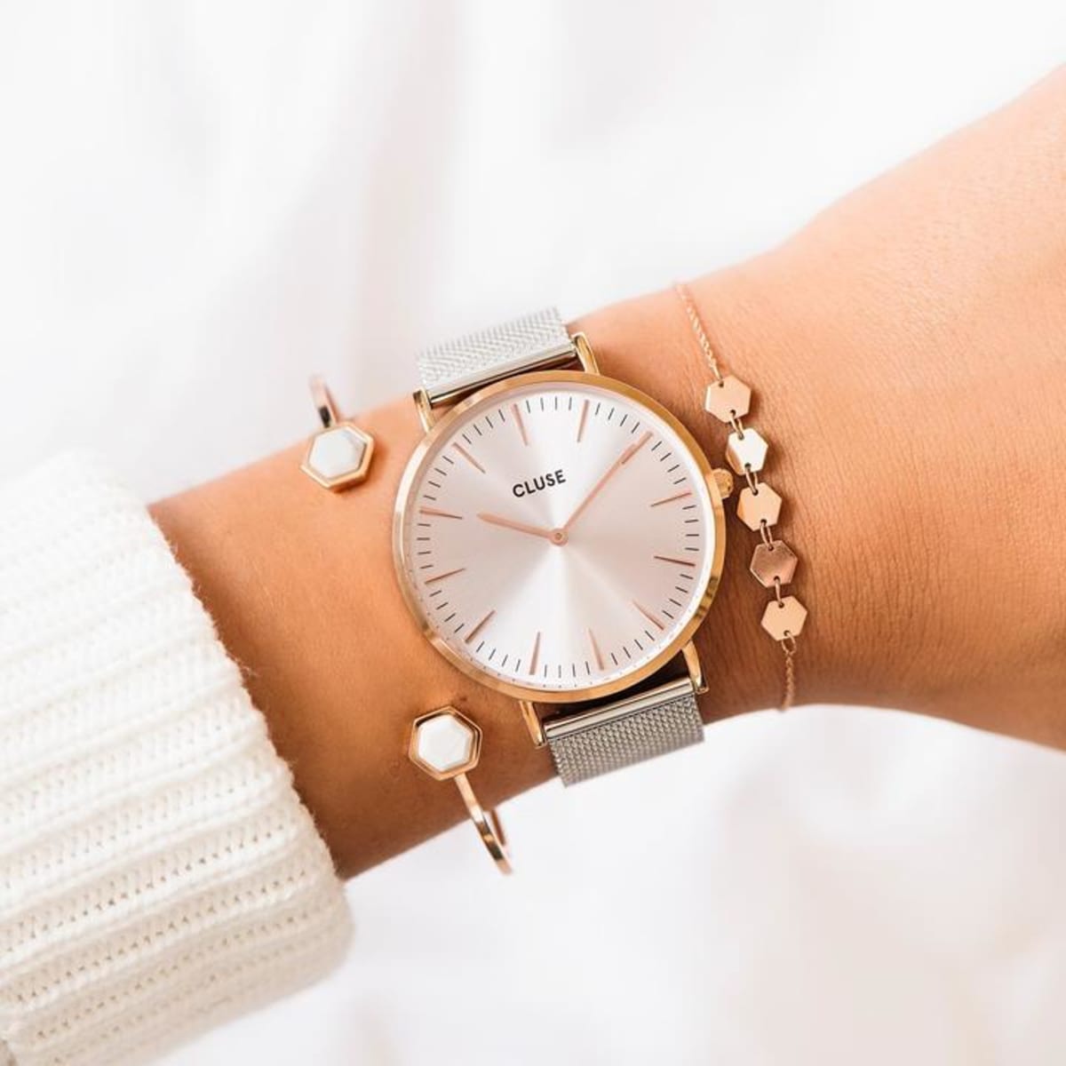 The iridescence of precious metal shades, fresh and feminine, fills every moment with the lightness of a new beginning. Presented in a grey leatherette pouch. As with all our watches in the Boho Chic collection, you can easily customise this watch with any Boho Chic or La Roche leather or mesh strap.