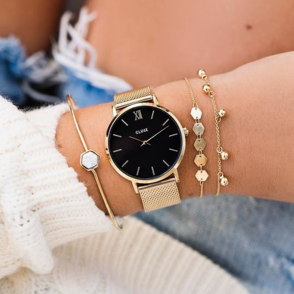 Gold and Black - the perfect colour combo for the party season! With a 33mm case diameter, this is the medium size in the CLUSE range. Fancy a change? This watch would look equally good with a black leather strap for a more understated look. Ask instore for details.