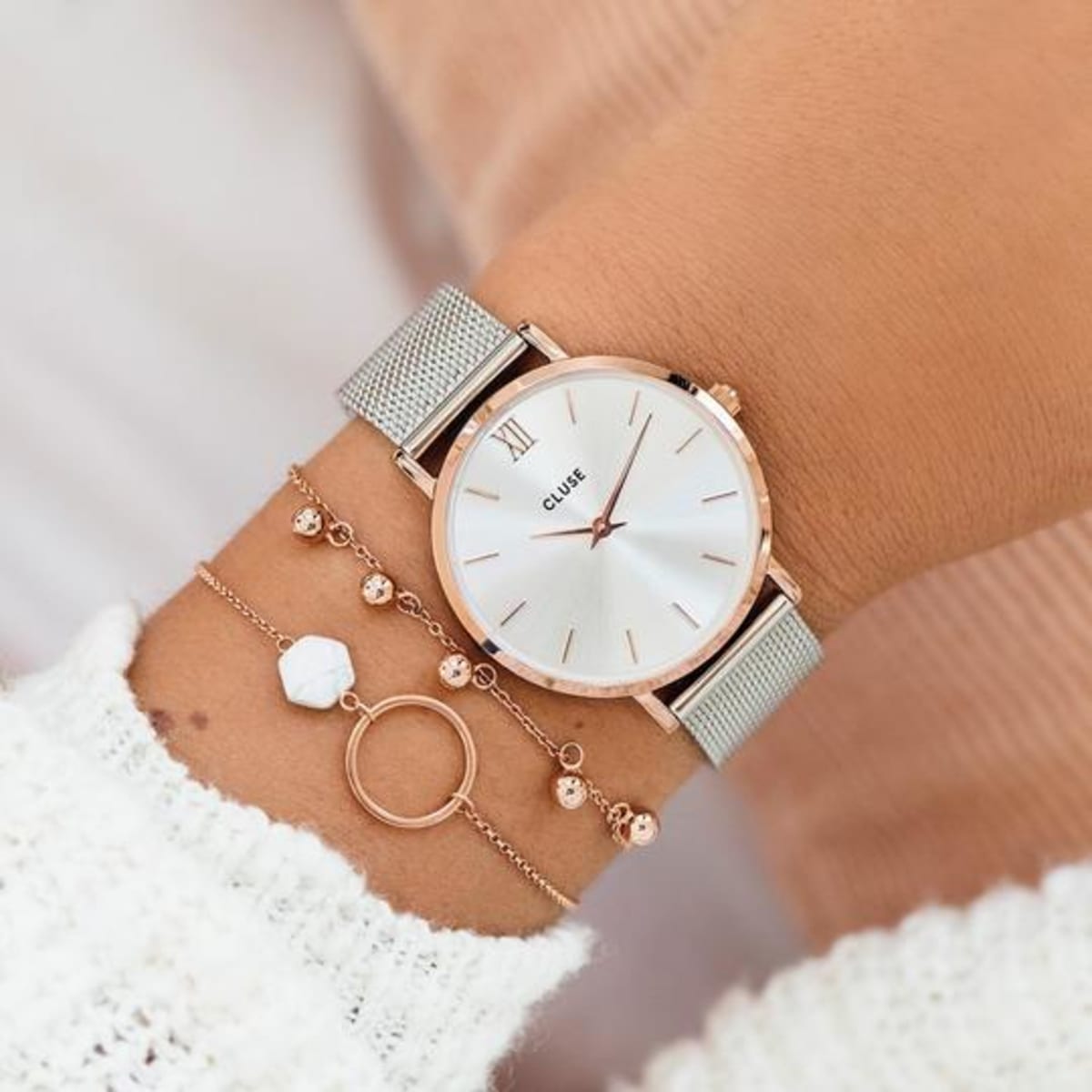 Our Minuit collection pays tribute to starry nights and elegant evening looks. The delicate design of this featherlight watch makes it the perfect accessory for a fashionable, yet subtle result. The watch features a 33 mm case, where rose gold is combined with a modern sunray dial and silver stainless steel mesh strap. The strap can be easily interchanged, allowing you to personalise your watch.