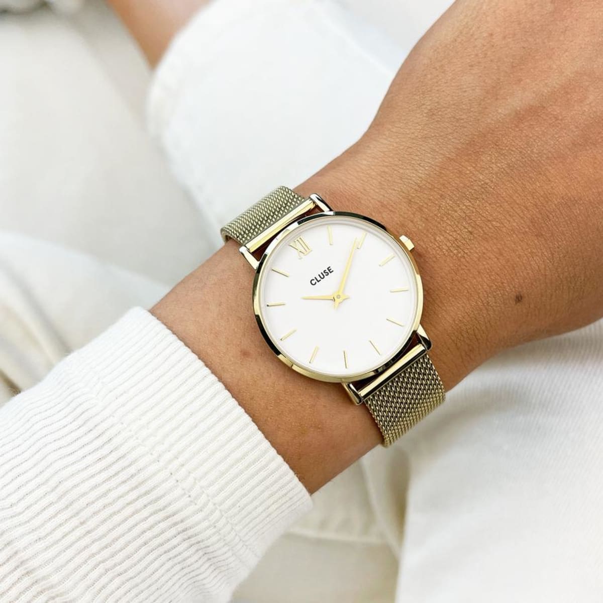 CLUSE Minuit Mesh watch with Yellow gold frame and strap and a clear white dial. A bestseller. The look is iconic, and takes your style from good to high street luxe fashion with only a second on the clock passing by! 